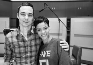 Agaelebe e Rihanna... uops, olhando melhor, acho que é o Jim Parsons mais conhecido pelo seu personagem Sheldon!
