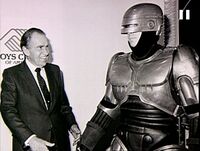 Richard Nixon e Robocop - Na segunda reunião (antes mesmo de se chamar Garoa) ainda na PoliGNU, muitos falavam que seu sonho de infância era montar um ROBOCOP - fica aqui então nossa homenagem a esta fantasia de infância não realizada por muitos! Mas montaremos nosso robô gigante!!!