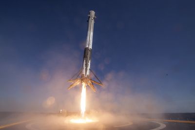 Spacex-falcon-9-rocket-landing-on-drone-ship.jpg